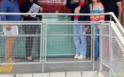 Mobilização retarda abertura de agências do Santander em São José dos Campos e Jacareí.